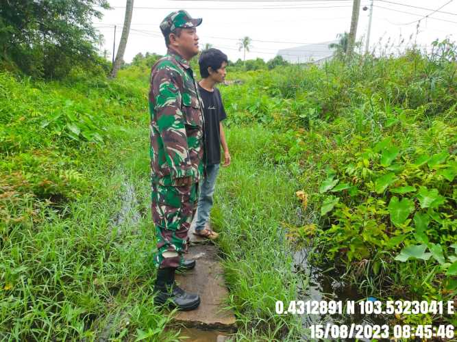 Babinsa Sri Danai Meninjau Lahan Pemukiman Warga