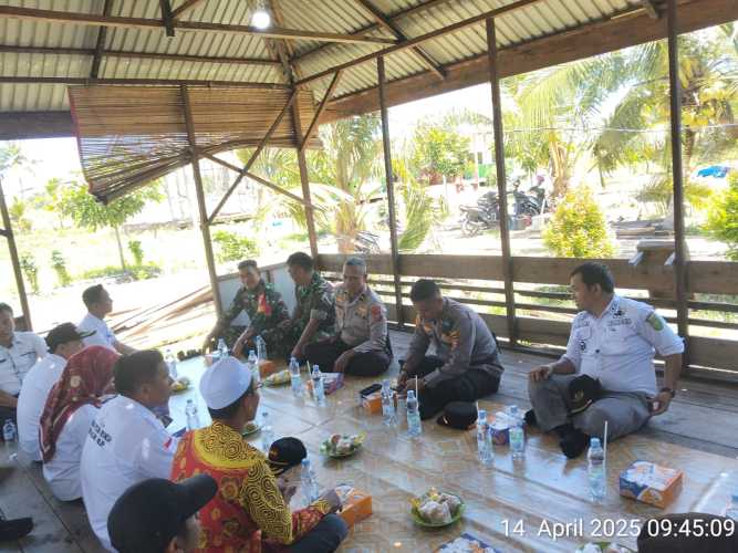 Babinsa Koramil 01/Tembilahan Melaksanakan Komsos untuk Tingkatkan Keharmonisan dengan Masyarakat