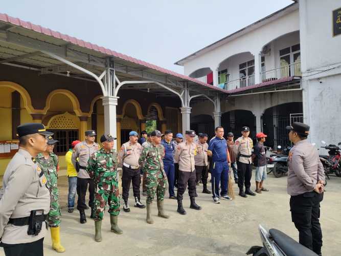 Polsek Tempuling Bersama TNI dan Pemerintah Kecamatan Gelar Gotong Royong di Sungai Salak
