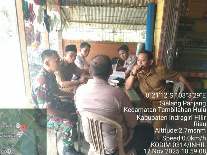 Babinsa menyelesaikan permasalahan desa melalui sinergitas dengan perangkat desa: