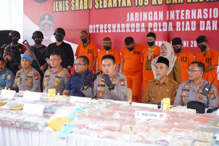 sebanyak 168.89 kilogram Narkotika Bukan Tanaman Jenis Shabu dan 11.712 butir Narkotika Bukan Tanaman Jenis Pil Ekstasi Berhasil Diamankan Polda Riau