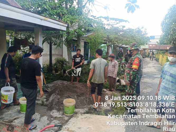 Sertu Anton Bantu Warga Lakukan Semenisasi Lorong Alhusna