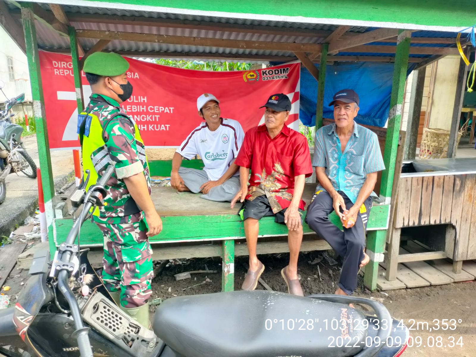 Serda Candra Bastian Babinsa Koramil 10/Pelangiran Sosialisasi Ronda Malam