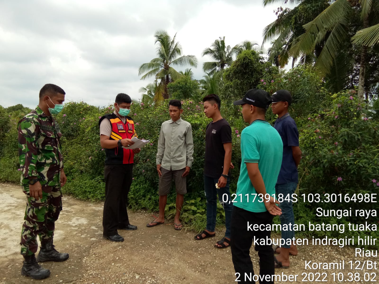 Serka Hepi Martison Babinsa Koramil 12/Batang Tuaka Bersama Babinkamtibmas Lakukan Himbauan Bersama