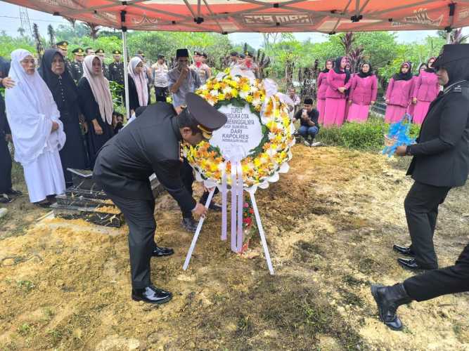 Kapolres inhil AKBP Farouk Oktora Pimpin langsung Upacara  Pemakaman Alm. AKP Sukirul