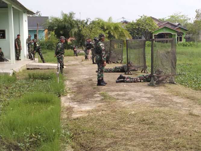 Babinsa Koramil 01/Tembilahan Lakukan Latihan Program Menembak