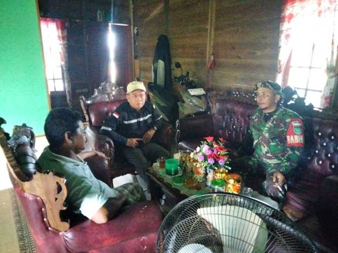 Babinsa Kuala Sebatu Laksanakan Penyuluhan Pembukaan Lahan yang Benar di Musim Kemarau