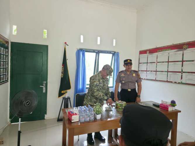 Kapolsek Pelangiran Beri Ucapan HUT TNI ke-81 kepada Koramil 10/Pelangiran