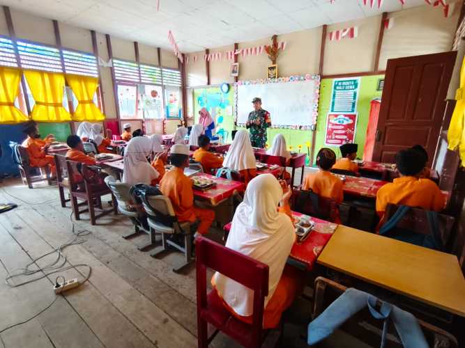 Babinsa Serda Miskal Dampingi Penyaluran 5.528 Porsi Makan Bergizi Gratis di Wilayah Binaannya