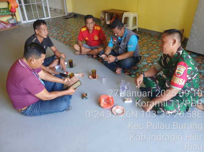 Bantu Jaga Keamanan dan Kebersihan, Babinsa Pulau Burung Gelar Komunikasi Sosial di Desa Pulau Burung