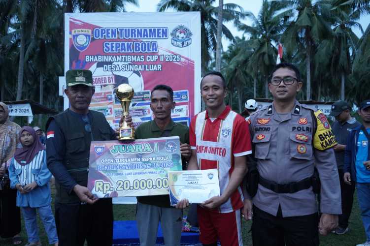 Galeri Plt. Asisten Pemerintahan dan Kesejahteraan Rakyat Setda Inhil, Dwi Budianto Resmo Menutup Turnamen Bhabinkamtibmas Cup II
