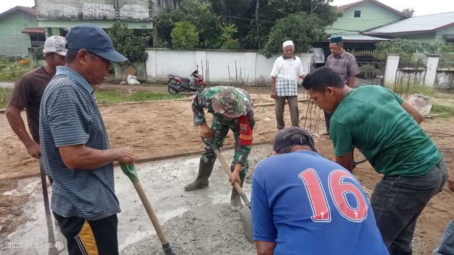 Babinsa Koramil 01/Tbh Kodim 0314/Inhil Sertu Deni Sutrisno Gelar Goro Bersama Warga RW 06 RT RW 04 di Surau Addin