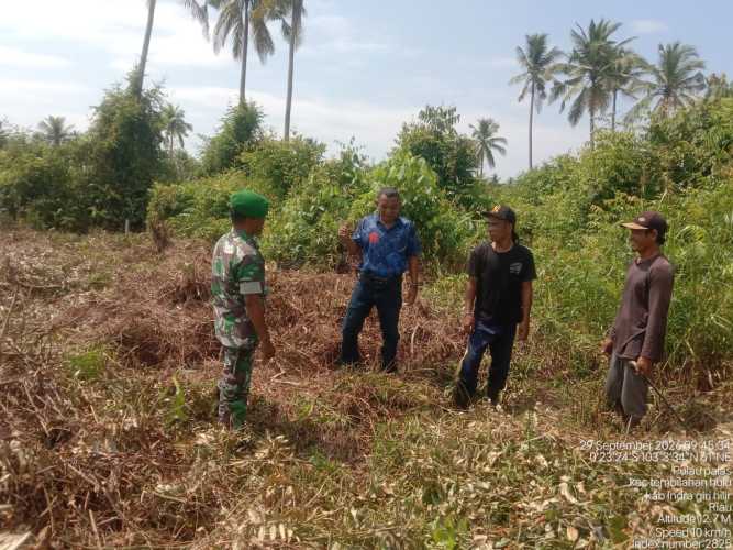 Danpos Koramil 01/Tembilahan Mediasi Sengketa Tapal Batas Lahan  Warga di Desa Pulau Palas