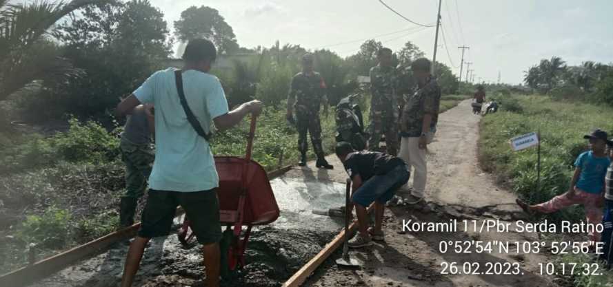 Di Minggu Pagi,Babinsa Gerakkan Warga Kerja Bakti Perbaikan Jalan