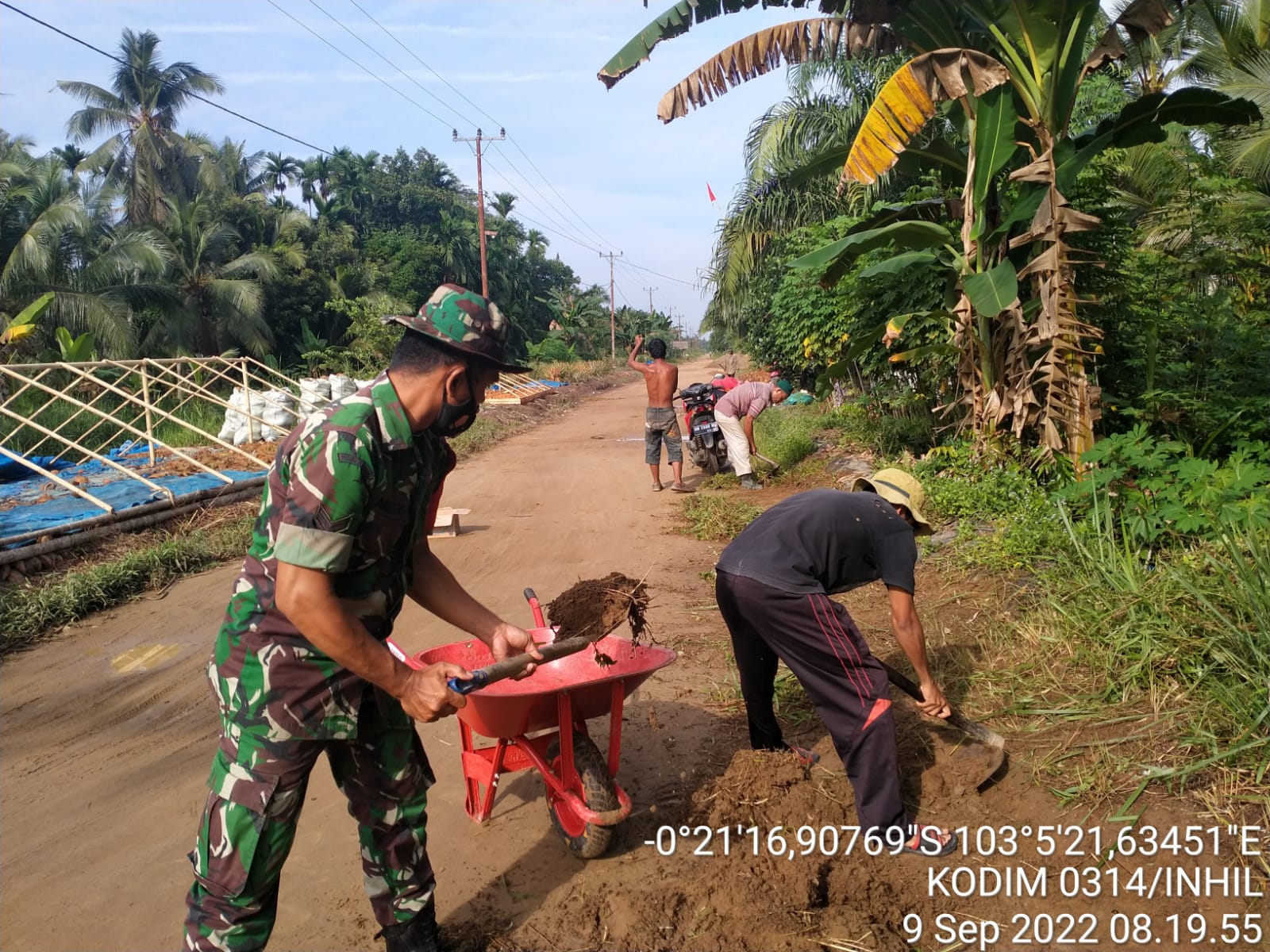 Sertu Masri Babinsa Koramil 01 /Tembilahan Melaksanaakan Gotong Royong Rutin