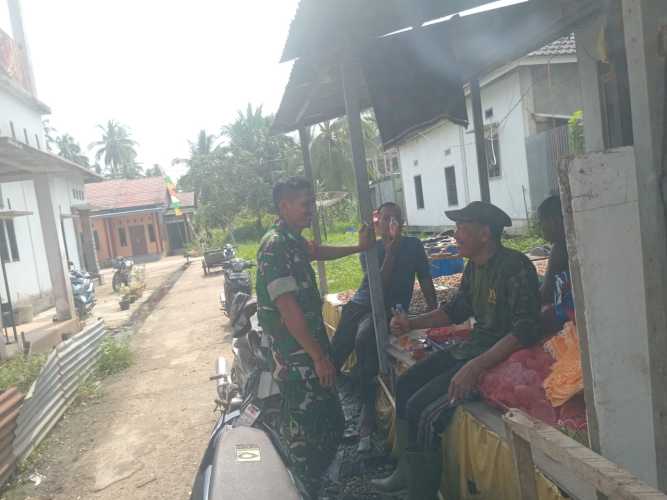 Babinsa Sungai Bringin Aktif Jaga Kamtibmas Lingkungan di Tengah Gejolak Nasional