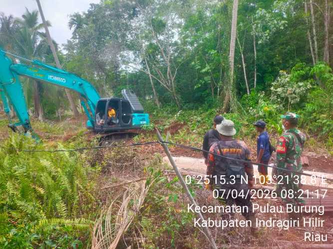 Babinsa Serda Ahmad Feri Fahrudin Melaksanakan  pembuatan embung untuk antisipasi kebakaran hutan dan lahan di Desa Sri Danai Jaya.