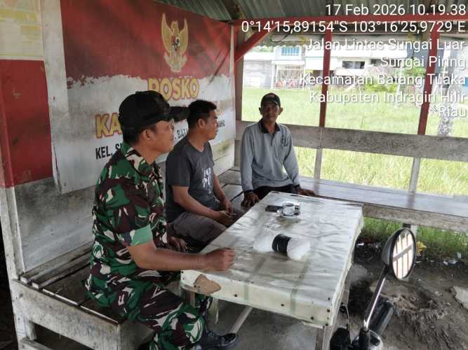 Babinsa Koramil 12/Batang Tuaka Tularkan Semangat Gotong Royong di Kampung Pancasila