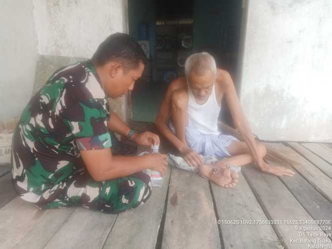 Koptu Sihabudin Besuk Warga Yang Sakit