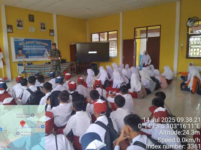 Membangun Semangat Belajar dan Mengembangkan Potensi Siswa, Babinsa Koramil 12/Batang Tuaka Mendampingi Kegiatan MOS