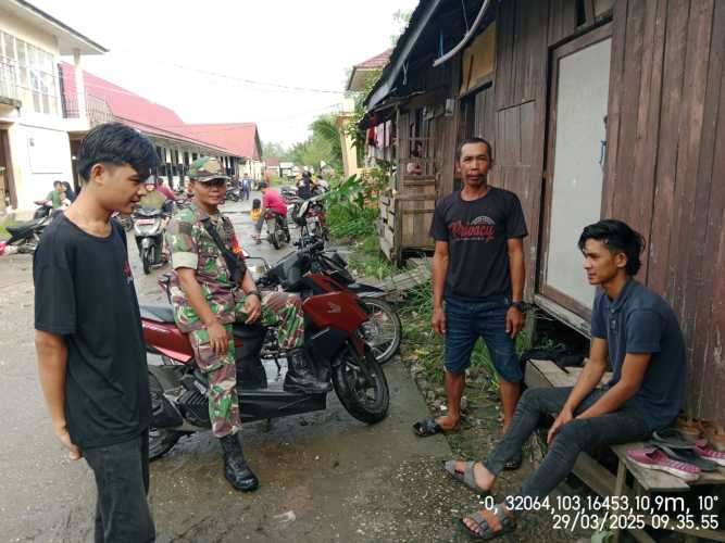 Babinsa Tembilahan Beri Himbauan Keamanan kepada Tukang Parkir Jelang Lebaran