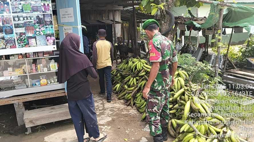 Babinsa Koramil 01/Tbh Kodim 0314/Inhil Jalin Sinergi dengan Para Pedagang Tempatan