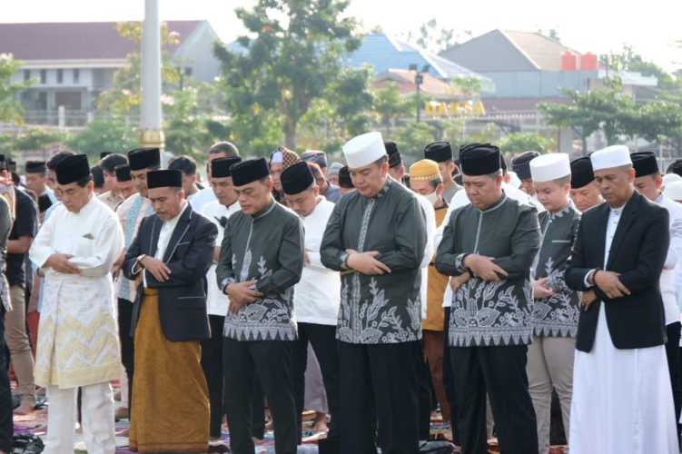 Sepuluh Ribu Lebih Warga Tumpah Untuk Laksanakan Sholat Idul Fitri Perdana di Mako Polda Riau