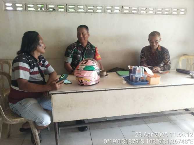 Babinsa Koramil 12/Batang Tuaka Ajak Warga Sungai Dusun Jaga Kebersihan Lingkungan