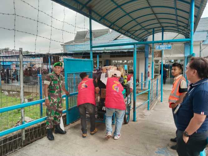 Personil Koramil 01/Tembilahan Lakukan Pengamanan Ketat di Pelabuhan Tembilahan Jelang Lebaran Kedua