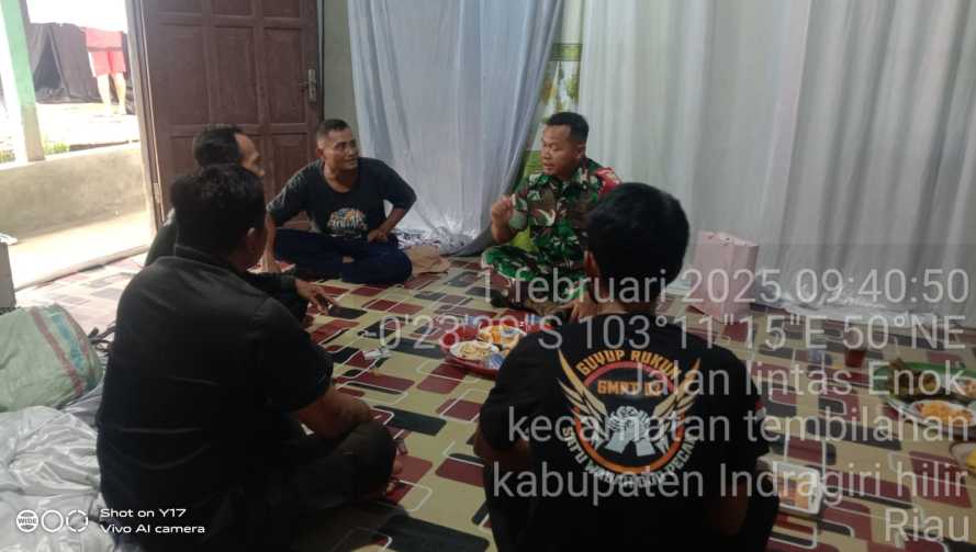 Babinsa Sertu M. Yasin Pererat Silaturahmi dengan Warga melalui Kehadiran di Pesta Pernikahan
