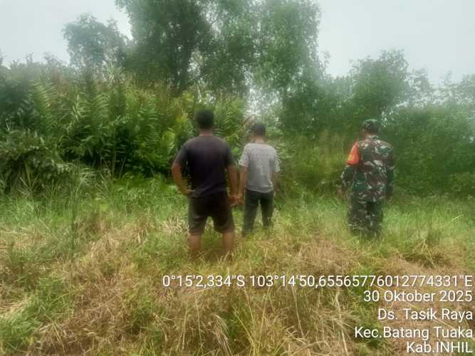 Babinsa Koramil 12/Btk Laksanakan Patroli Tapal Batas di Desa Tasik Raya, Redam Potensi Gejolak Sosial