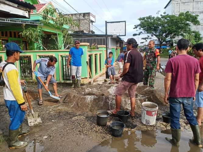 Gotong Royong Babinsa Koramil 01/Tembilahan Perbaiki Jalan Lingkungan