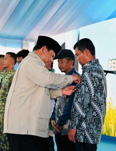 Presiden Prabowo Anugerahkan Tanda Kehormatan kepada Sejumlah Petani dan Tokoh Pertanian