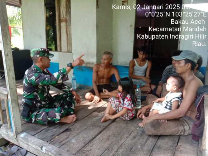 Kegiatan Komsos Babinsa Desa Bakau, Wujudkan Hubungan yang Erat dengan Warga