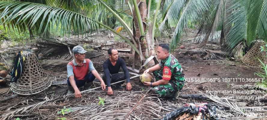 Babinsa Perhatikan Keselamatan Bekerja Petani