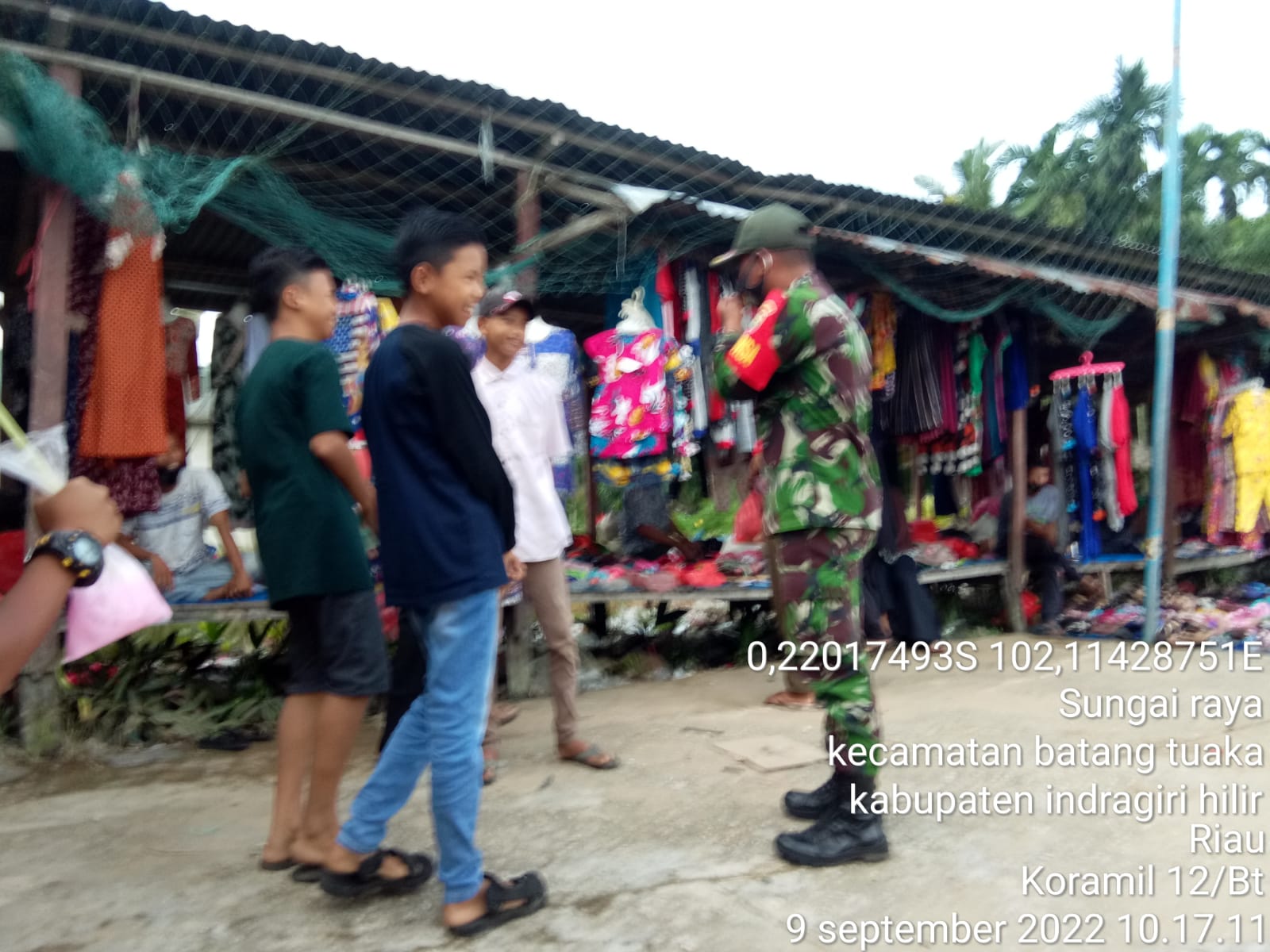 Sertu Hepi Martison Babinsa Koramil 12/Batang Tuaka Himbau Warga Yang Sedang Berbelanja