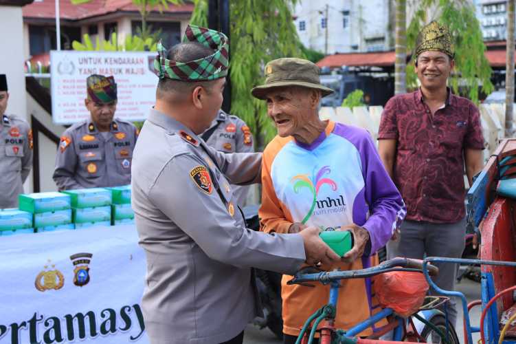 Polres Indragiri Hilir Berbagi Takjil Ramadhan kepada Masyarakat di Tembilahan