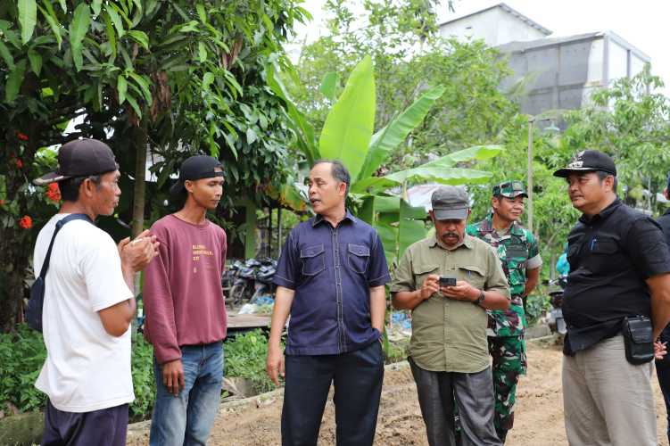 Disela Sela Kunker Pemberian Bantuan Musibah Kebakaran,Pj. Bupati Inhil Tinjau  Pengerjaan Jalan Rijik  di kelurahan Benteng