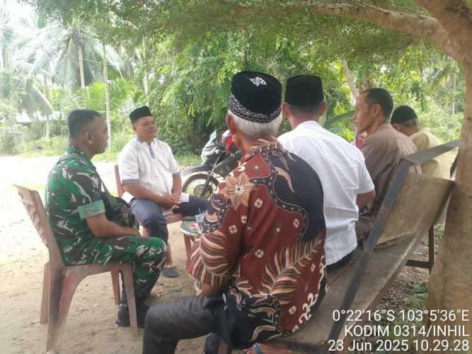 Babinsa Serka Masri Perkuat Sinergi dengan Tokoh Masyarakat di Desa Pulau Palas