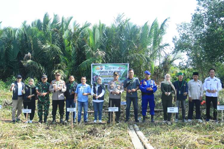 Kapolres Inhil AKBP Farouk Oktora S.H, S.I.K Pimpin Penanaman Bibit Mangrove dan Salurankan Bansos di Terusan Kempas.