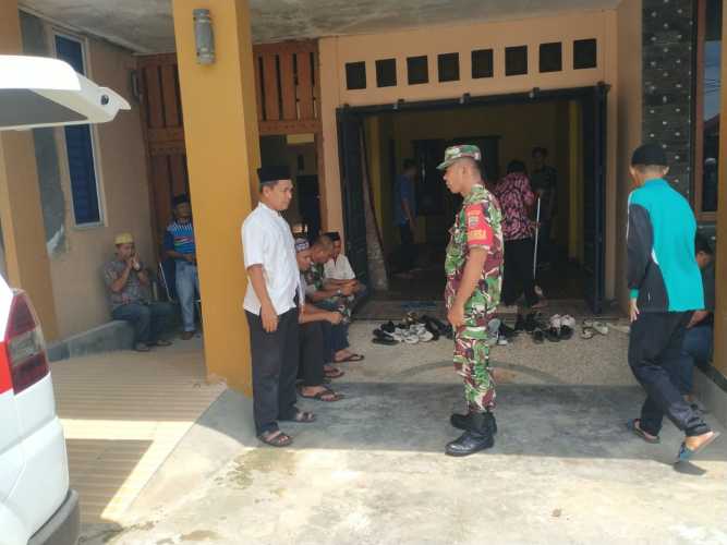 Sertu Masri Turut Belasungkawa Hadir di Rumah Duka atas Meninggalnya Mertua Anggota Koramil 01/Tembilahan