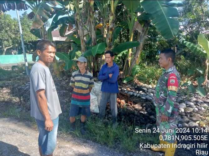 Babinsa Pulau Burung Patroli Lingkungan Jalankan Binsos