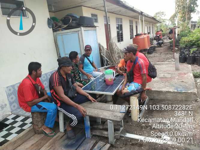 Kopda  Hendri Sosialisasi Keselamatan Kerja Bagi Buruh dan Petani Kelapa