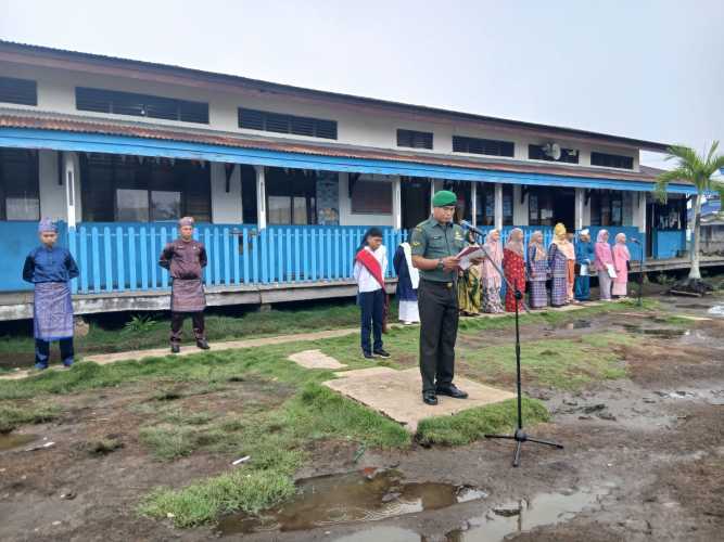Semarak Sumpah Pemuda ke-98 di Pulau Burung,  Danramil Bertindak Sebagai Pembina Upacara di Halaman SMPN 1 Inhil