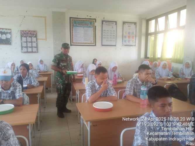 Babinsa Sertu Anton Aktif Dukung Program Makan Bergizi Ke Sekolah Sekolah di Kota Tembilahan