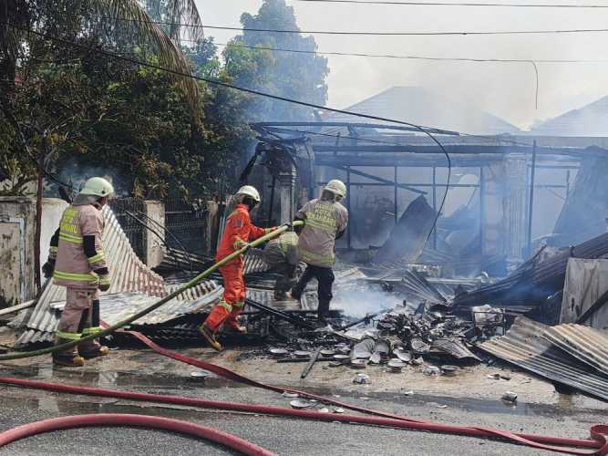 Detik-detik Mencekam Ledakan Gas di Warung Ayam Geprek Jalan Melur Pekanbaru