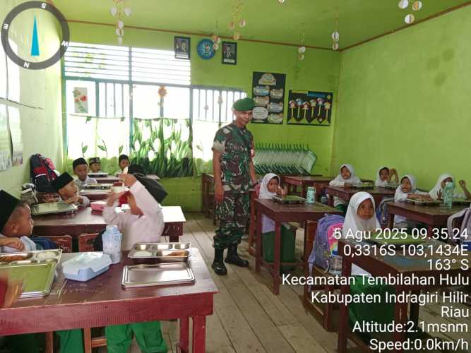 Babinsa Melakukan Pengawasan  Makan Sehat Bergizi di Kecamatan Tembilahan Hulu