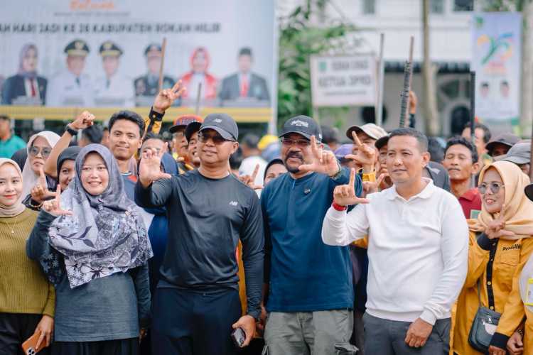 Wakil Bupati Rokan Hilir Jhony Charles Didampingi Kadis DLH Suwandi, Pimpin Langsung Gotong royong massal