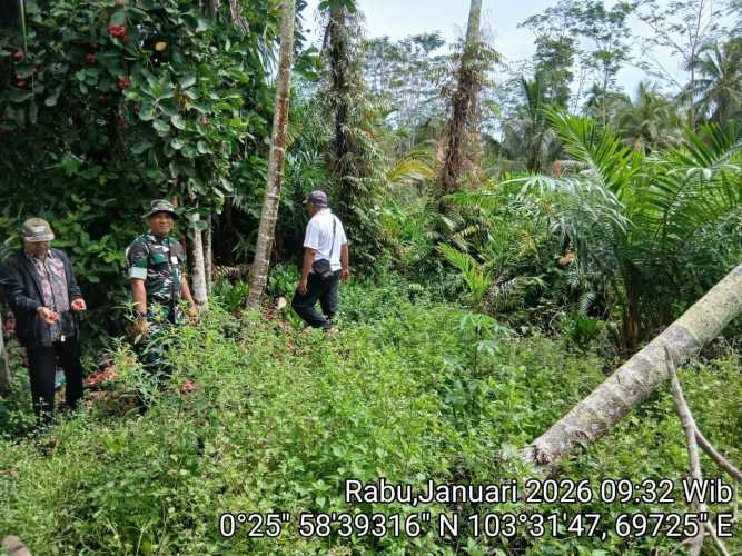 Babinsa Teluk Nibung Tingkatkan Keamanan Lewat Patroli Wilayah Bersama Masyarakat