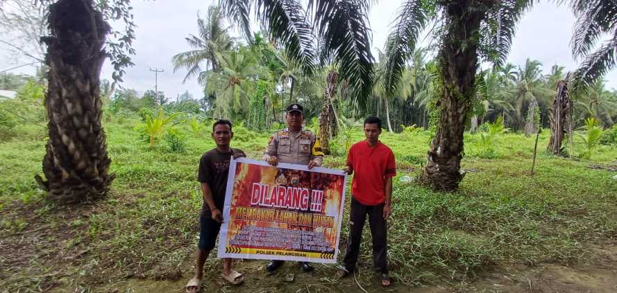 Cegah Karhutla, Bhabinkamtibmas Polsek Pelangiran Bersama Warga Gencarkan Sosialisasi dan Patroli Larangan Bakar Lahan
